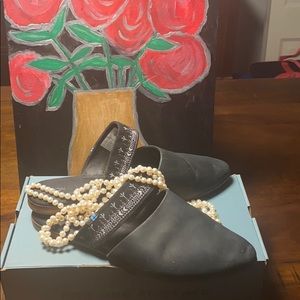 Toms black leather mule